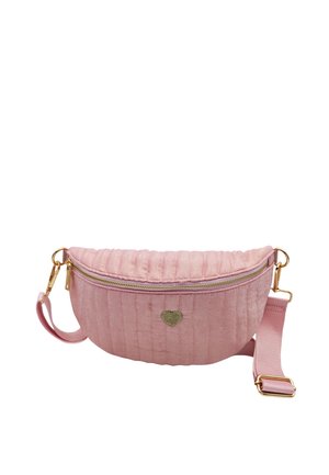 Sac bandoulière en tissu matelassé rose avec fermeture éclair et garnitures dorées, sangle ajustable, et petit détail cœur doré à l'avant.