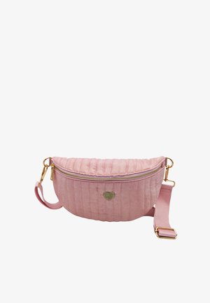 Sac bandoulière en tissu matelassé rose avec fermeture éclair et garnitures dorées, sangle ajustable, et petit détail cœur doré à l'avant.