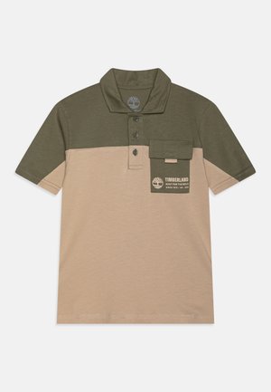 Polo a maniche corte in beige e verde oliva, con colletto, tre bottoni e taschino con dettaglio del logo. Materiale in cotone misto.