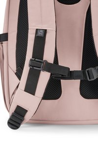 Zaino rosa con imbottitura in rete nera, spallacci neri regolabili e chiusura a fibbia. La superficie è liscia e resistente.