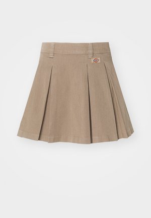 Saia plissada bege feita de um tecido texturizado. Apresenta um cós com passantes para cinto e um logo na parte frontal esquerda.