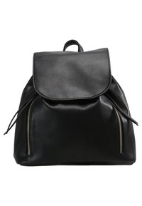 Sac à dos en cuir noir avec rabat pliant, poches latérales zippées et finition texturée. Dispose d'une poignée supérieure pour le transport.