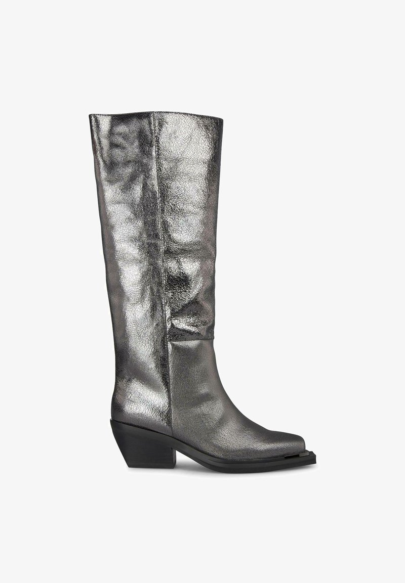 Srebrne metaliczne kozaki do kolan z kwadratowym noskiem, na blokowym obcasie i gładkiej, lustrzanej fakturze; cechuje je minimalna ilość akcesoriów i elegancki design.