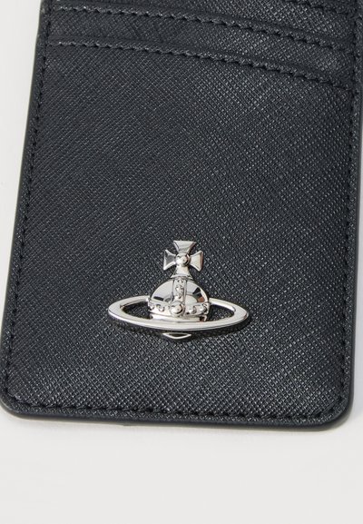 Μαύρος υφασμάτινος θήκη κάρτας με ασημένιο έμβλημα σφαίρας και σταυρού στο κέντρο του κάτω μισού μέρους.