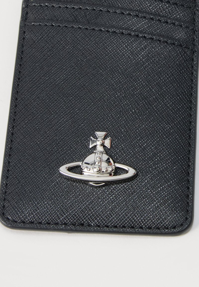 Schwarzer strukturierter Kartenhalter mit silbernem Kugel- und Kreuzemblem, zentriert im unteren Bereich.