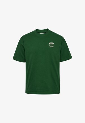 Grünes Baumwoll-T-Shirt mit Rundhalsausschnitt und kurzen Ärmeln. Auf der linken Brust befindet sich ein weißes Logo. Glatte Textur, normale Passform.