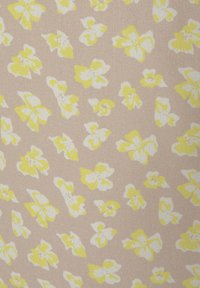 Tissu à fond rose clair avec de petits motifs floraux blancs et jaunes. La texture semble lisse, avec un tissage subtil.