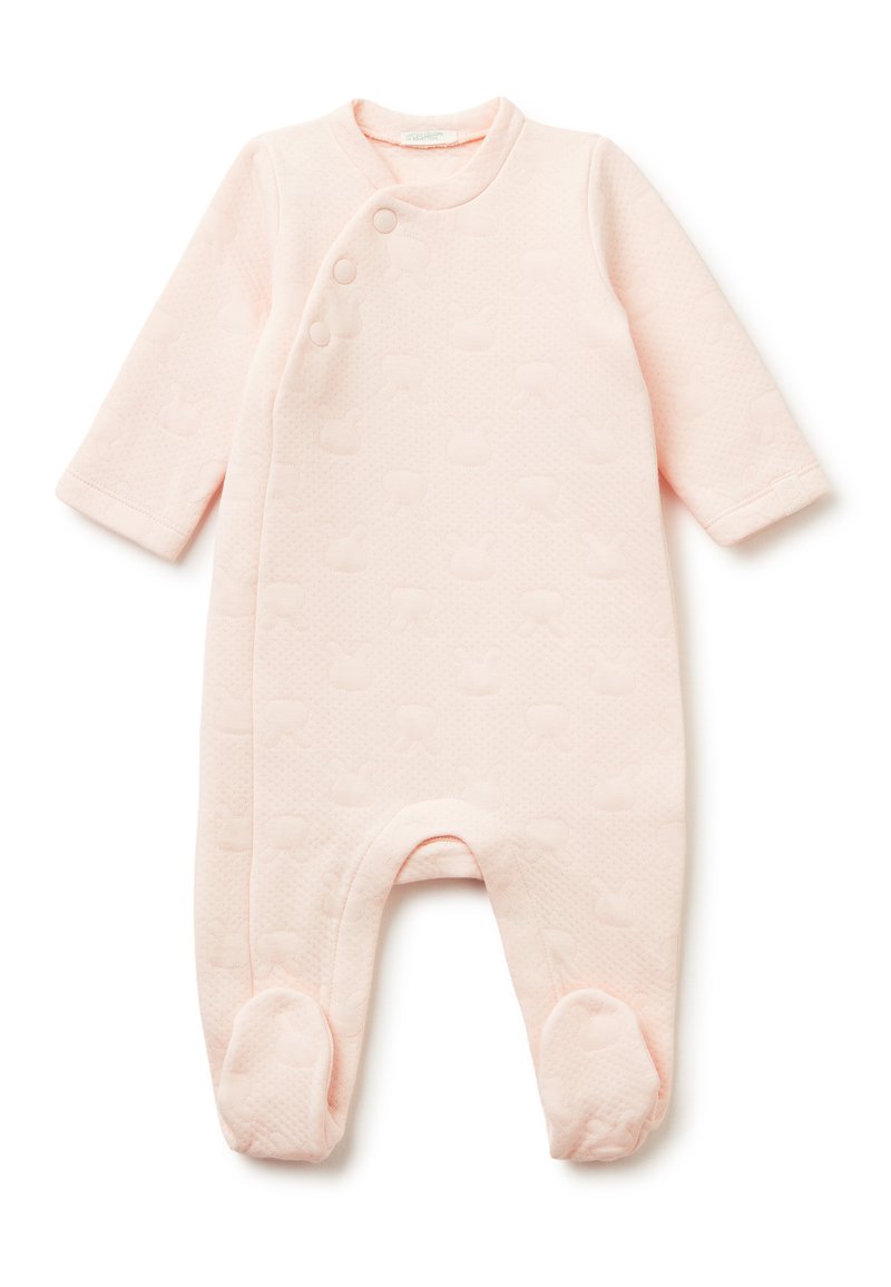 Romper de pie de color rosa claro con mangas largas, textura acolchada, cierres a presión y un patrón de conejito grabado, hecho de una tela suave.