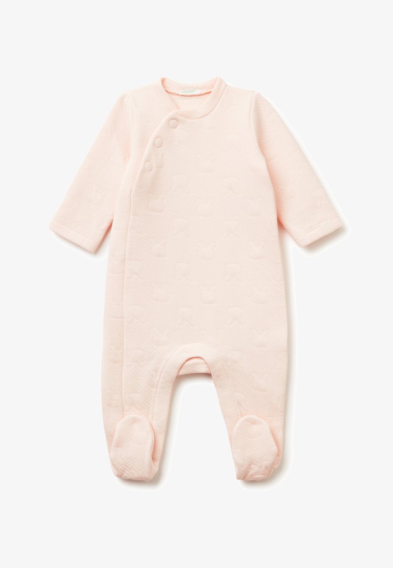 Světle růžový overal s dlouhými rukávy, prošívanou texturou, patentkami a embosovaným vzorem králíčka, vyrobený z jemné tkaniny.