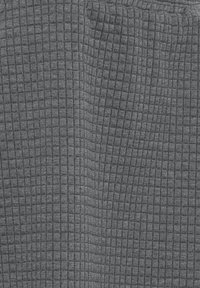 Tissu gris texturé présentant un motif en grille avec de petits carrés, une texture douce et une couleur uniforme sur toute la surface.
