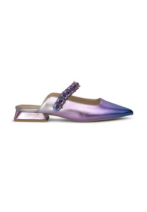 Chaussure slingback irisée avec un bout pointu, un petit talon carré et une lanière ornée de gemmes et de bijoux multicolores.
