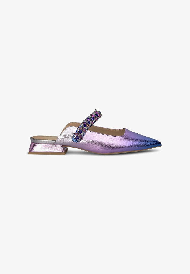 Chaussure slingback irisée avec un bout pointu, un petit talon carré et une lanière ornée de gemmes et de bijoux multicolores.