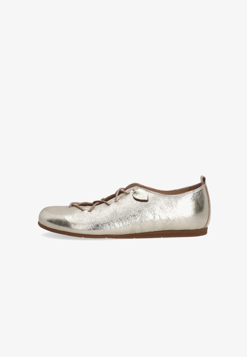 Metallisch goldene Ballerina mit abgerundeter Spitze und Schnürung, vor einem schlichten weißen Hintergrund.