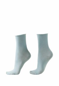 Calcetines de tobillo de color azul claro, hechos de un material suave y delgado con una textura lisa. Presentan un puño sin costuras y una forma contorneada para un mejor ajuste.