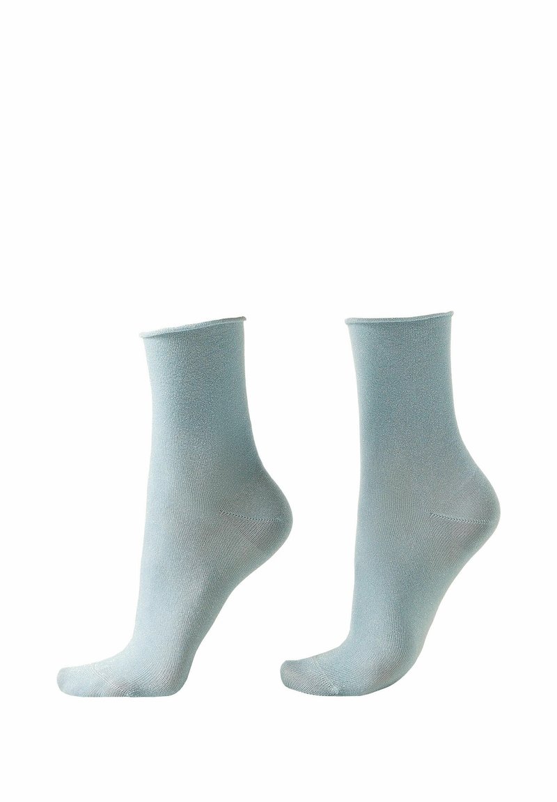 Calcetines de tobillo de color azul claro, hechos de un material suave y delgado con una textura lisa. Presentan un puño sin costuras y una forma contorneada para un mejor ajuste.