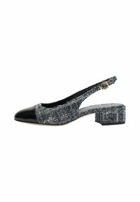 Cipele s otvorenom petnom stranom izrade od tamnoplave tkanine, s crnim lakiranim vrhom i blok petom. Ovalna kopča ukrašava traku oko gležnja.