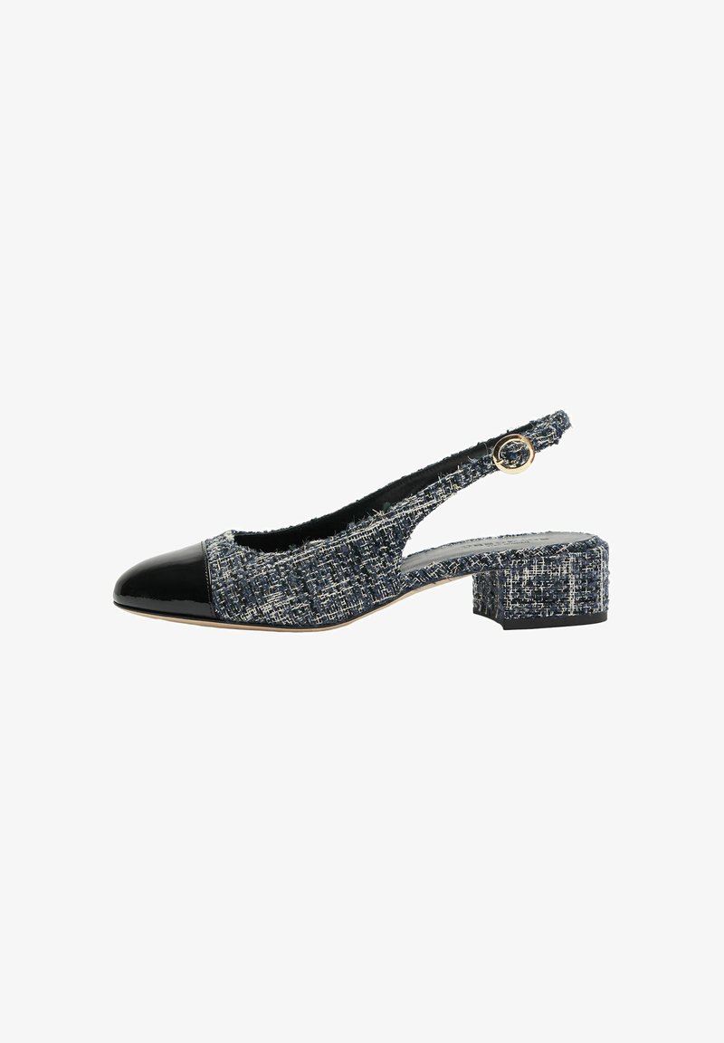 Cipele s otvorenom petnom stranom izrade od tamnoplave tkanine, s crnim lakiranim vrhom i blok petom. Ovalna kopča ukrašava traku oko gležnja.