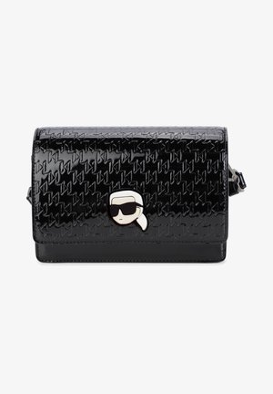 Pochette en cuir verni noir avec motif en relief et petit emblème métallique représentant un visage portant des lunettes de soleil foncées et une queue de cheval blanche.