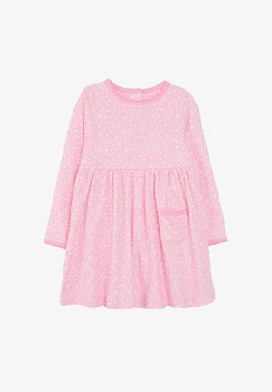 Vestido rosa de manga larga con un patrón floral, cuello redondo, cintura fruncida y un pequeño bolsillo en el lado izquierdo. Textura de tela suave.