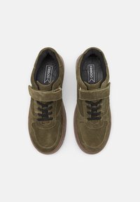 Friboo Sneakersy niskie