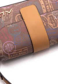 Braune, gemusterte Clutch mit Passstempel-Designs, einem hellbraunen Lederband und goldfarbenen Hardware-Elementen. Glatte Textur mit strukturiertem Design.