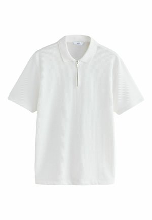 Vit polo t-shirt med korta ärmar, ribbad textur och en fyrdelad dragkedja framtill. Har en kontrasterande slät krage och en rak fåll.