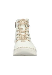Witte hoge sneakers met beige veters, gestructureerd oppervlak en zijrits. Heeft een ronde teen en een rubberen zool voor grip.