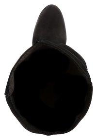 Calzado negro con un acabado de ante suave, punta afilada y una abertura extendida. El interior parece oscuro y texturizado.
