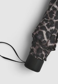 Czarny i szary składany parasol w panterkę z czarną rączką i ozdobnym czarnym wiązaniem. Tekstura wydaje się gładka, z plisowaną tkaniną.