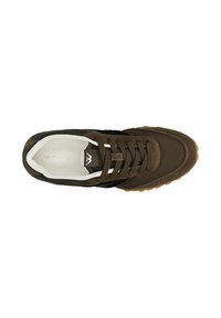 Brązowe zamszowe sneakersy z białym wnętrzem, z sznurowanym zapięciem i teksturowaną gumową podeszwą. Neutralny kolor w sportowej sylwetce.