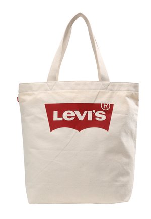 Platnena torba v off-white barvi z velikim rdečim logotipom Levi's na sprednji strani. Ima dva trdna platnena ročaja in strukturirano obliko.