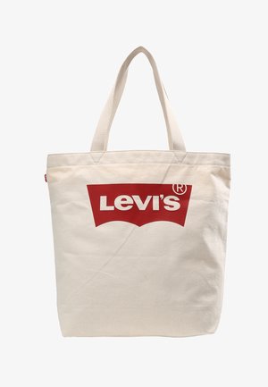 Plátená taška v krémovej farbe s veľkým červeným logom Levi's na prednej strane. Má dve robustné textilné držadlá a štruktúrovaný tvar.