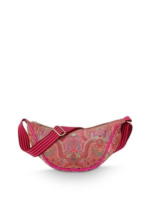 Rote und rosa Umhängetasche mit Paisley-Muster, breitem verstellbarem gestreiftem Träger und Reißverschluss, vor weißem Hintergrund gezeigt.