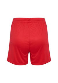 Czerwone szorty sportowe wykonane z gładkiego materiału, z elastycznym paskiem w talii i prostym, czystym designem, bez widocznych wzorów czy akcentów.