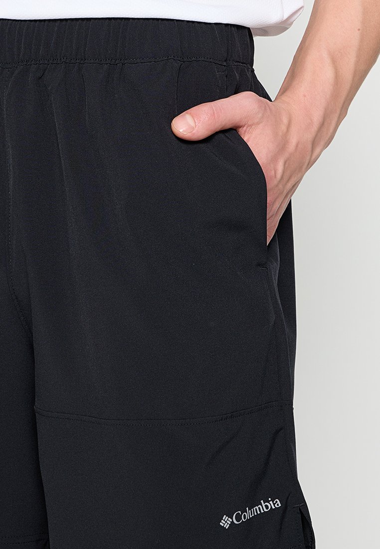 Pantalones cortos negros hechos de una tela ligera, con una cintura elástica, bolsillos laterales y un logotipo sutil en la pierna izquierda.