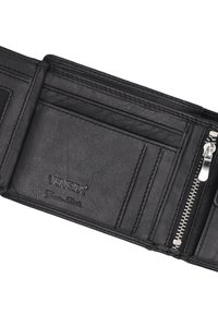 Sort læderpung med struktureret overflade. Indeholder lommer til kort, en lynlåslomme og præget logodetaljer.