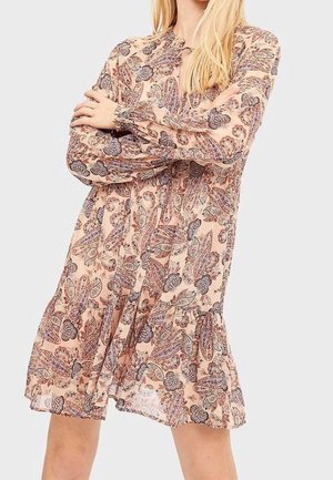 Robe imprimée à fleurs en tissu transparent, avec manches longues, col montant et ourlet évasé. Couleurs : pêche doux et bleu foncé.