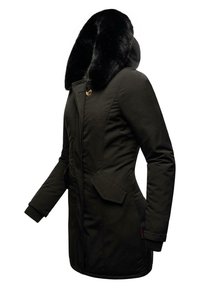 Manteau d'hiver long noir avec grand col en fausse fourrure, poches à rabat sur le devant et taille ajustée, présenté en vue trois quarts.