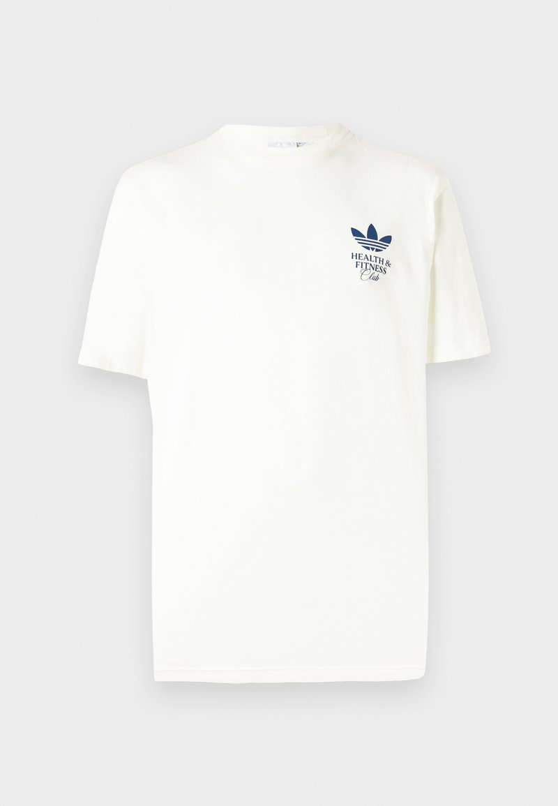 Weißes T-Shirt mit kurzen Ärmeln aus Baumwolle, mit einem navyblauen Grafikdesign und Text sowie einem dreiblättrigen Muster auf der linken Brustseite.