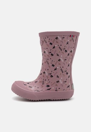 Roze rubberen regenlaars met een bloemenpatroon en zwart-witte accenten, een getextureerde zool en een rond teenontwerp.