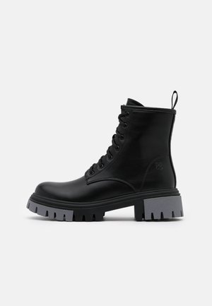 Kotníkové boty na platformě - black