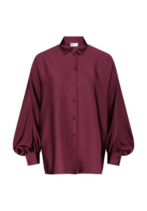 Bordeaux satijnen blouse met een klassieke kraag, knoopsluiting en volumineuze lange mouwen met knoopmanchetten. Gladde textuur.