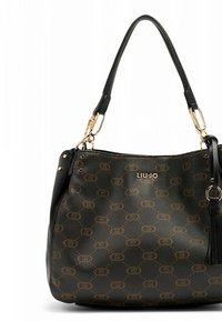 Schwarze Lederhandtasche mit goldfarbenen Beschlägen, verziert mit einem Monogramm-Muster. Verfügt über einen oberen Griff und eine seitliche Quastenverzierung.