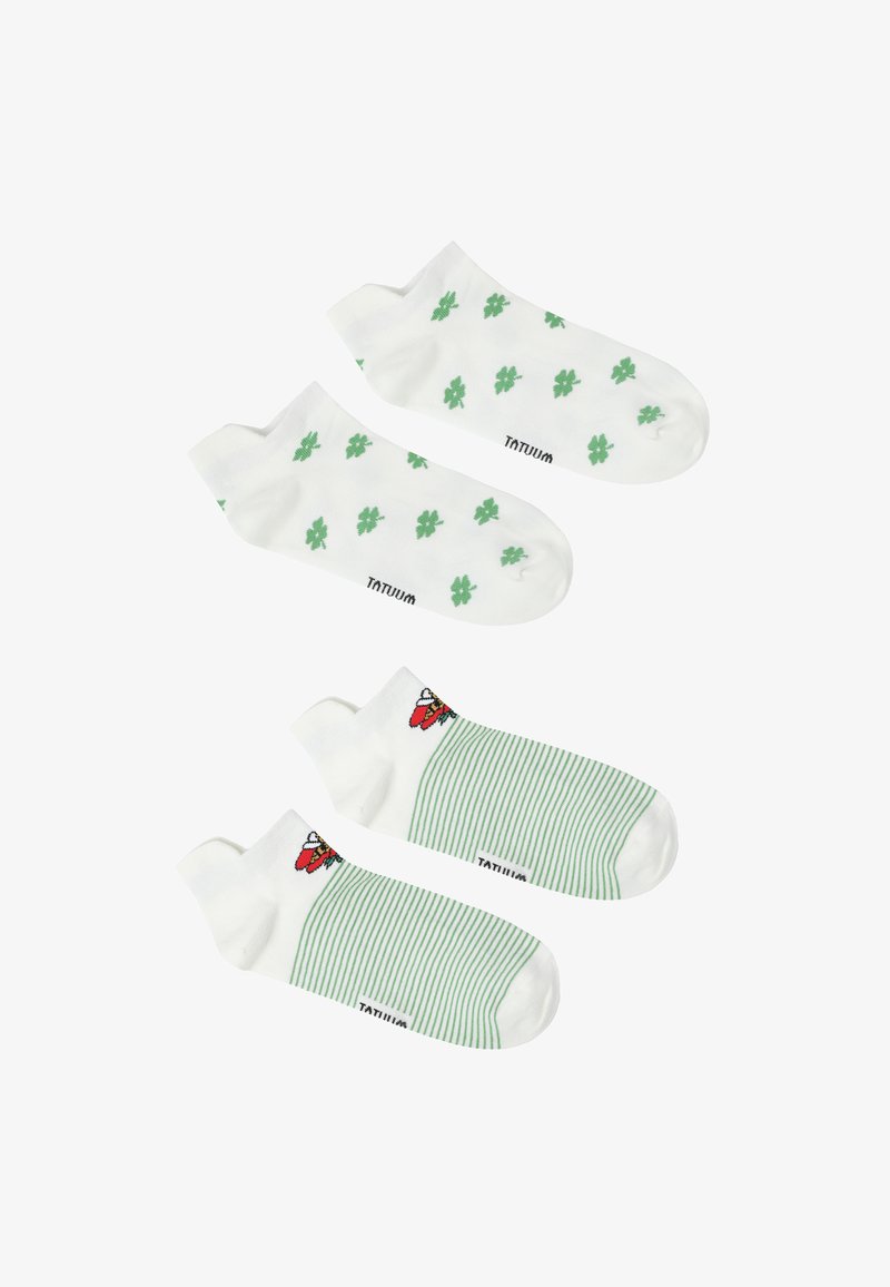 Deux paires de chaussettes blanches montant à la cheville, l'une avec des motifs de trèfles à quatre feuilles verts, l'autre avec des rayures vertes et un petit dessin de renard rouge près du bord.