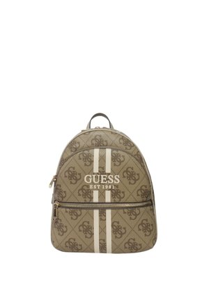 Sac à dos beige avec un motif de logo, présentant des rayures blanches et le texte "GUESS EST 1981". Comprend une poche zippée à l'avant.