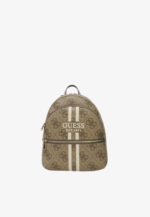 Sac à dos beige avec un motif de logo, présentant des rayures blanches et le texte "GUESS EST 1981". Comprend une poche zippée à l'avant.