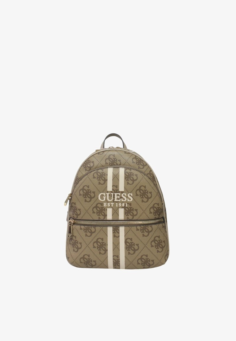 Zaino beige con motivo a logo, caratterizzato da strisce bianche e testo "GUESS EST 1981". Include una tasca frontale con zip.