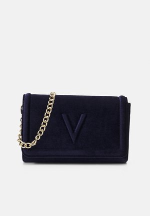 Donkerblauwe rechthoekige handtas van fluweel met een klepsluiting, geperst V-detail en een schouderriem van goudkleurige ketting.