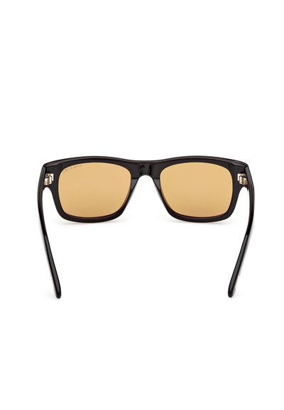 Czarne plastikowe okulary przeciwsłoneczne ze kwadratowymi szkłami. Szkła mają bursztynowy kolor, a zauszniki mają delikatny zakrzywienie z metalicznym akcentem.