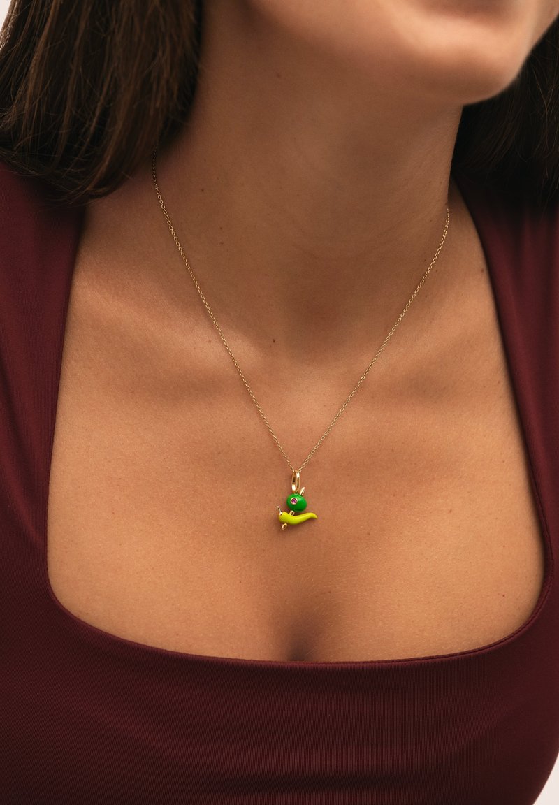 Collar de cadena de oro con un encantador charm esmaltado y colorido con forma de caracol verde, con un ojo rojo y un acento amarillo.
